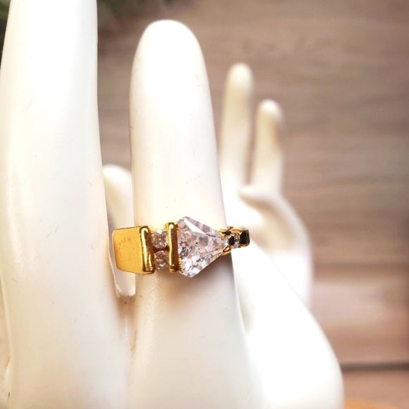 Vintage Mary Kay Gold Tone Cocktail Statement Ring Size 5